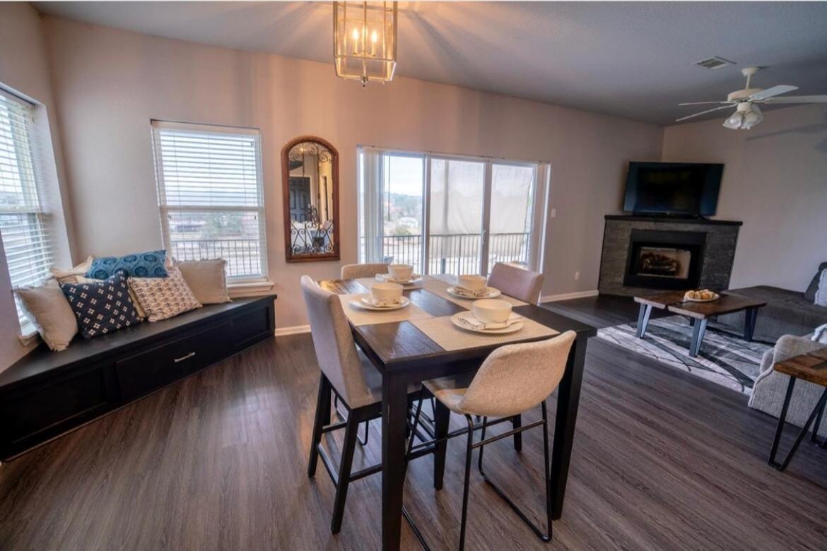Brooklynn'S Bay, Elegant Lakefront Condo Retreat 温泉城 外观 照片