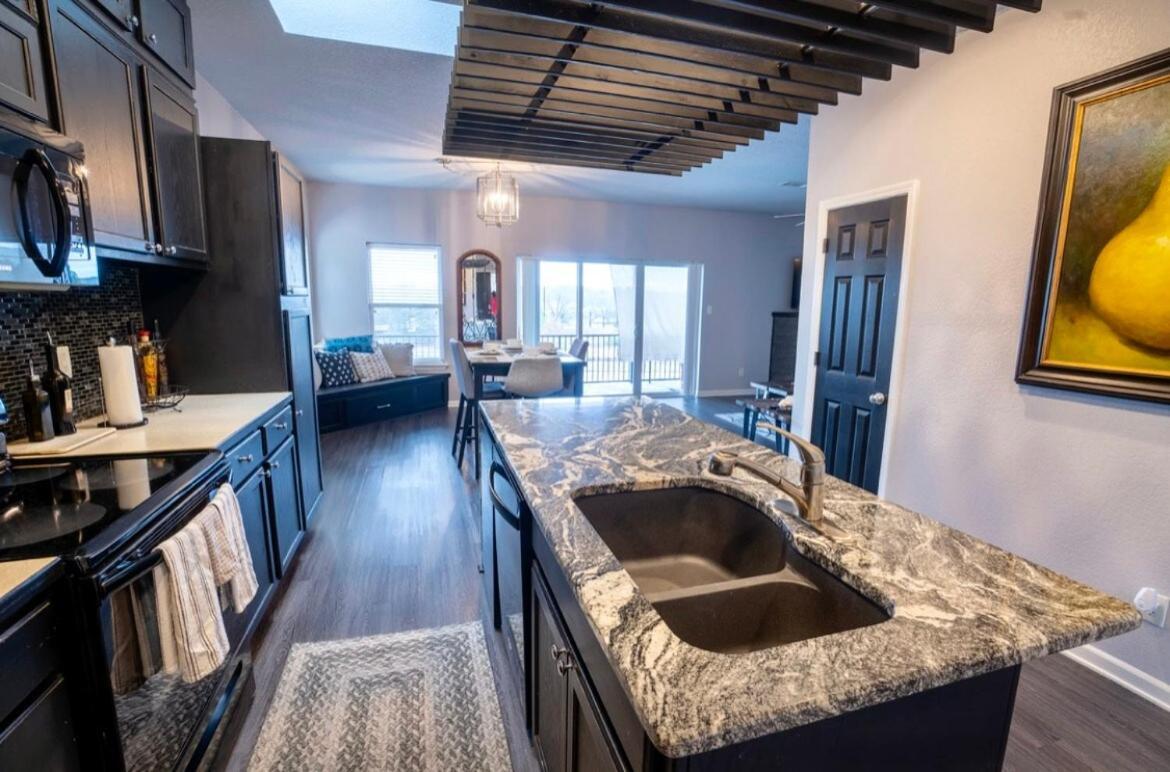 Brooklynn'S Bay, Elegant Lakefront Condo Retreat 温泉城 外观 照片