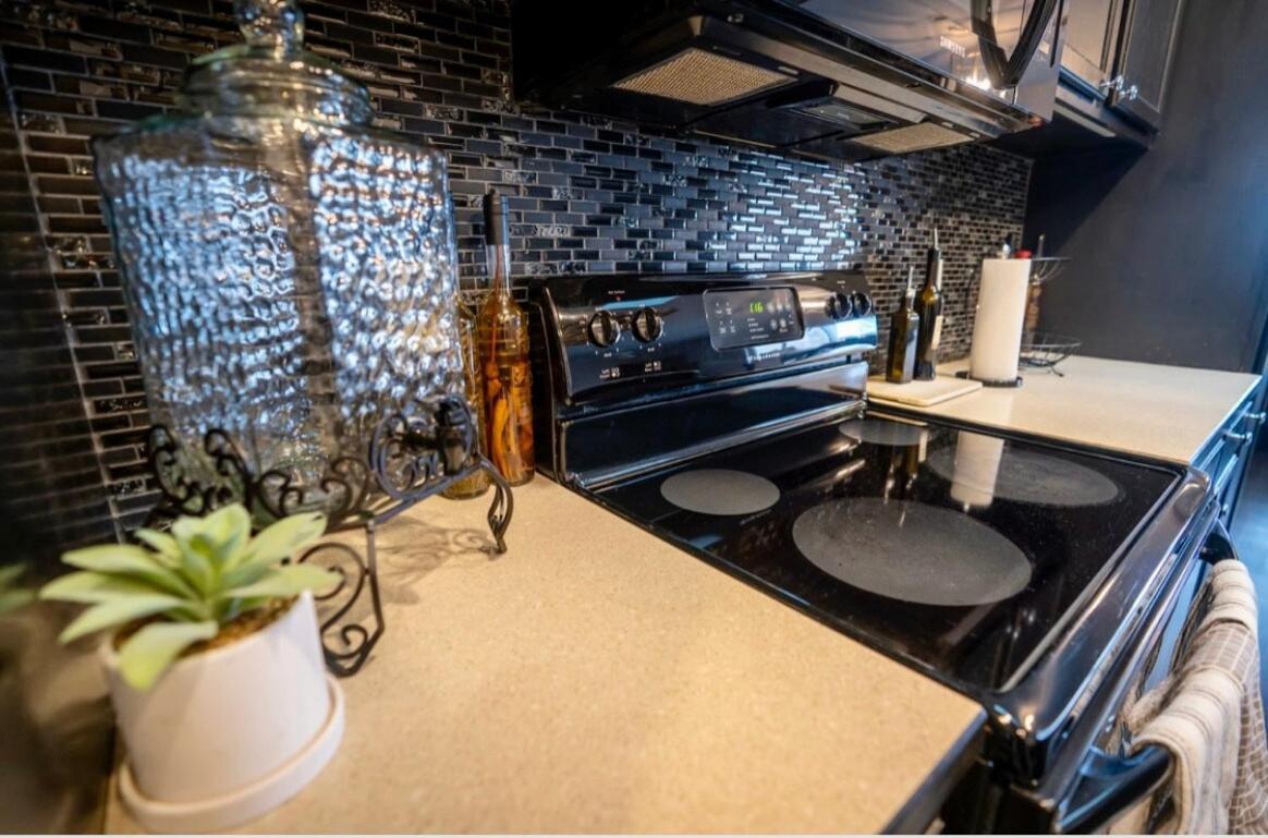 Brooklynn'S Bay, Elegant Lakefront Condo Retreat 温泉城 外观 照片